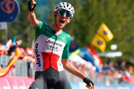 Radsport / Zana gewinnt 18. Giro-Etappe: Thomas bleibt weiter in Rosa, Roglic meldet sich zurück