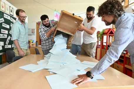 Luxemburg / Das Wahllokal wird zur Zettelwirtschaft: Bilder von der Auszählung der Stimmen